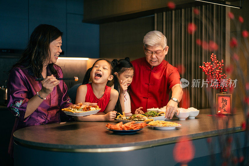 在准备春节团圆饭的过程中，多代家庭成员联系在一起