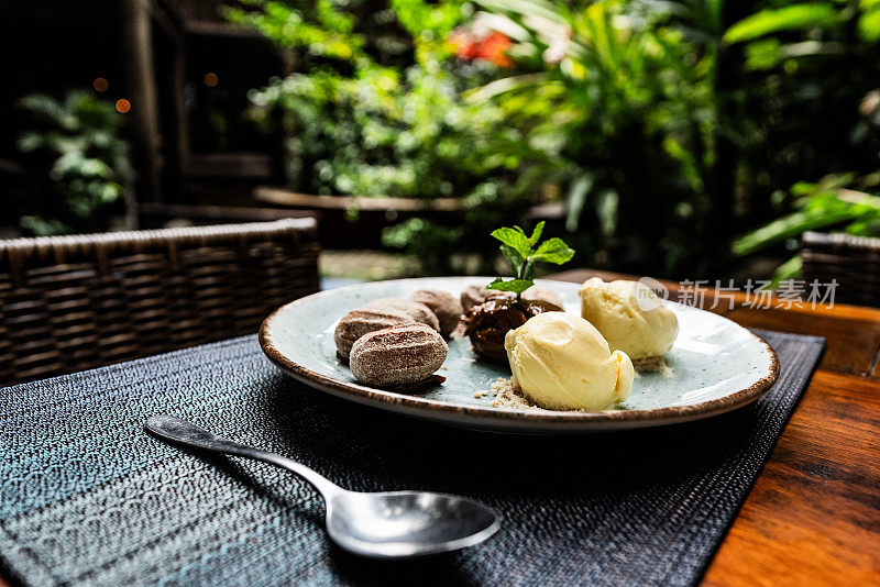 餐厅的甜点盘里有油条和冰淇淋