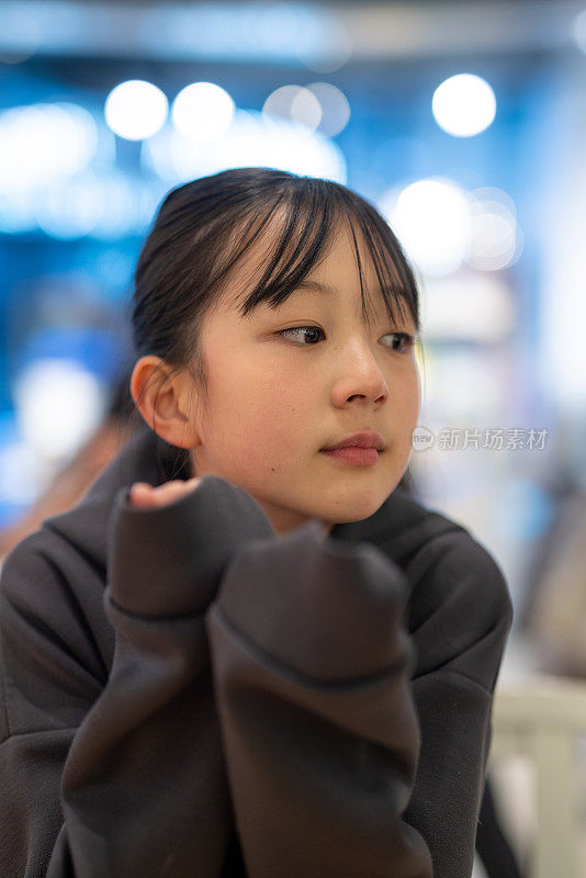 在咖啡馆等饮料的少女