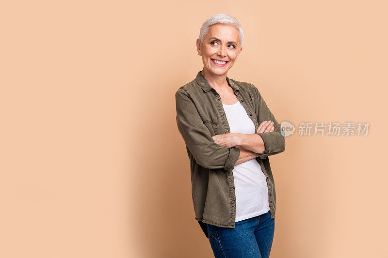 肖像周到的ceo公司业务代理成熟的年龄妇女交叉手臂看复制空间孤立的米色背景