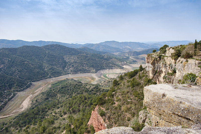 由于西班牙的干旱，几乎没有任何水储备的Siurana水库的视图。
