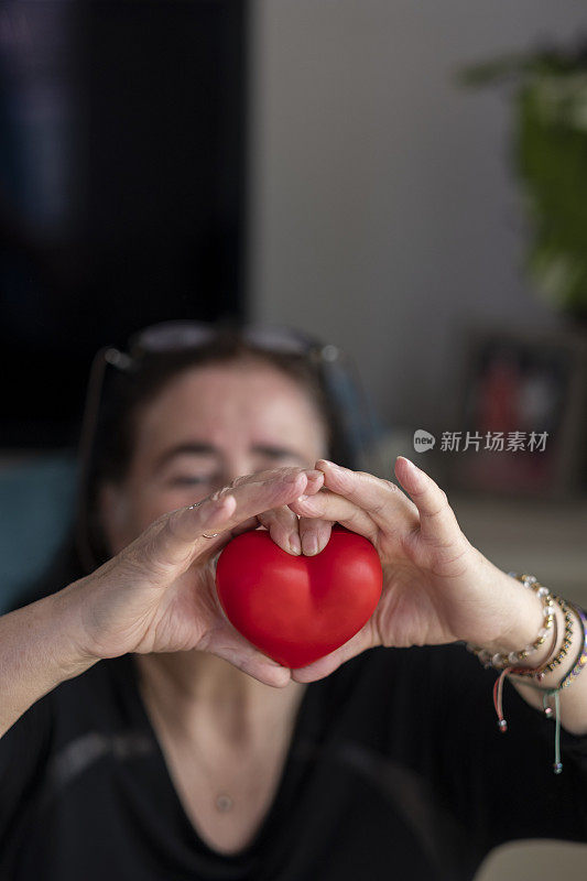 老年妇女手持心形图案