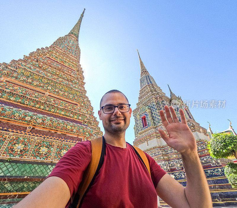 在泰国曼谷卧佛寺，一名年轻人正在进行视频通话