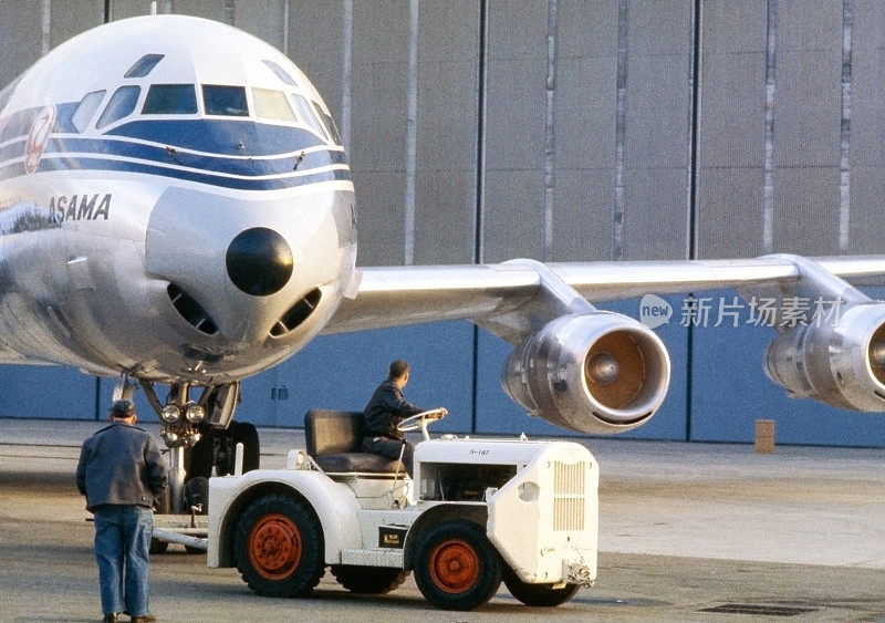 日本航空公司道格拉斯DC-8飞机被拖拽