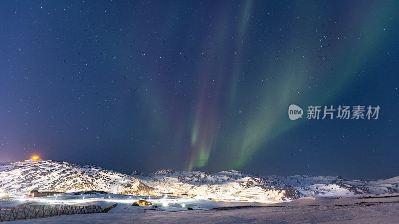北极光与北极圈冬季景观。