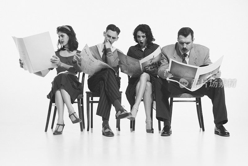 一组四个人，男人和女人穿着复古风格的衣服坐在椅子上，阅读报纸，杂志震惊的脸在白色的背景。单色图像。