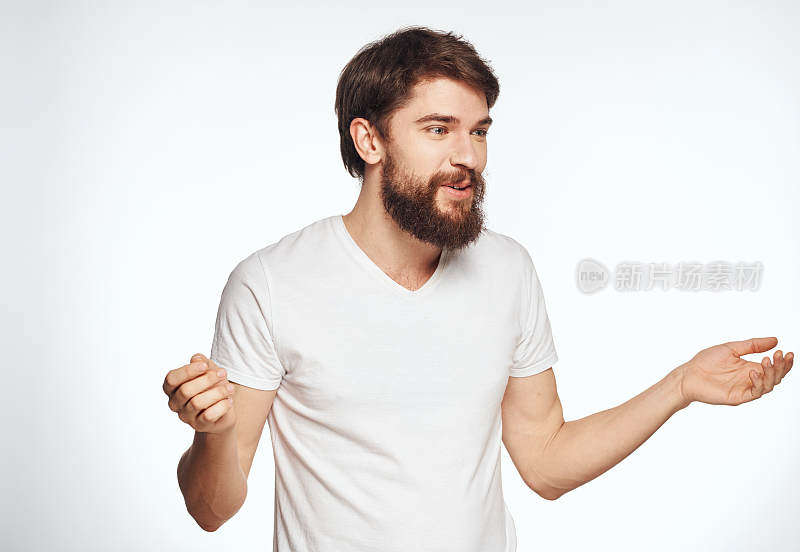 精力充沛的男子有胡子在白色的背景，用手手势裁剪视图