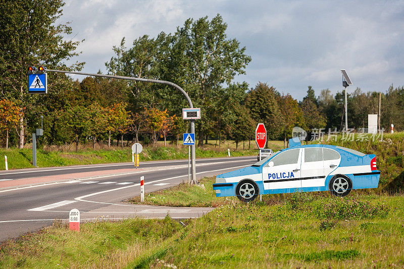 波兰路边的警车模型