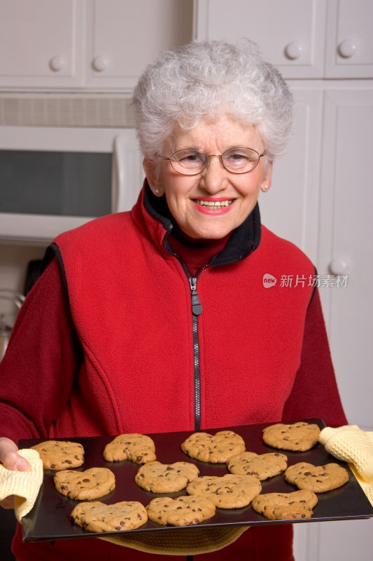 年长妇女提供新鲜烘焙饼干