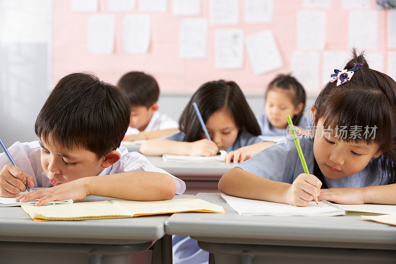 一组学生在中国学校的课桌前工作