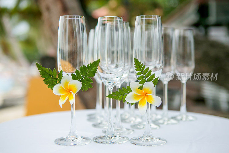 餐桌上摆放着婚礼用的玻璃杯