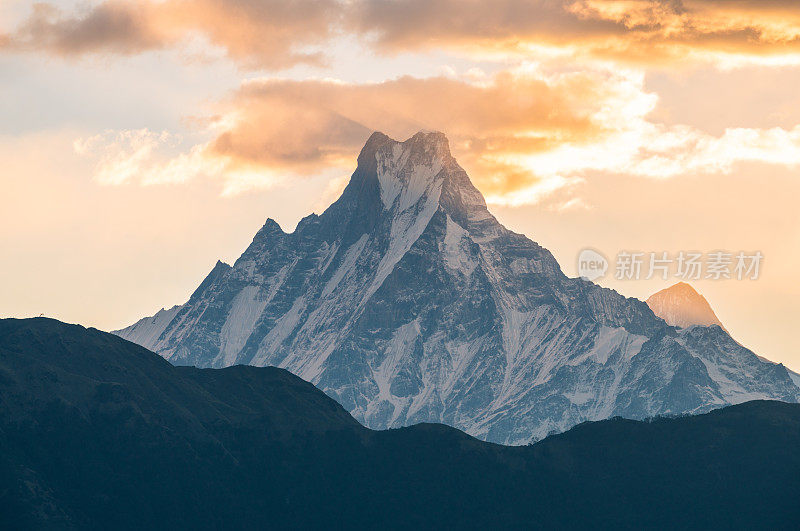尼泊尔的马查普查尔山(鱼尾山)