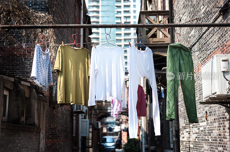 在老上海附近晾衣服