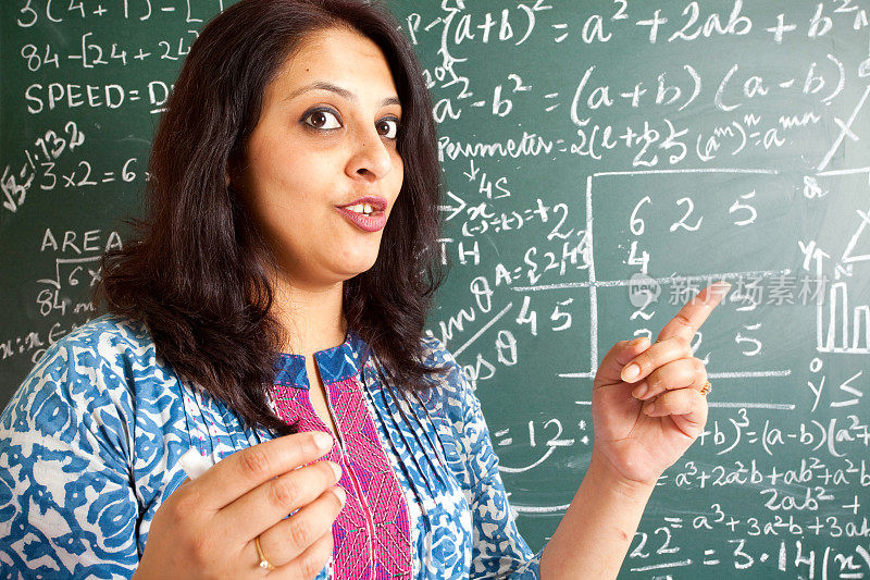 年轻开朗的印度数学老师在教室里