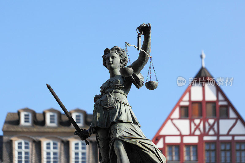 反正面的正义女神雕像