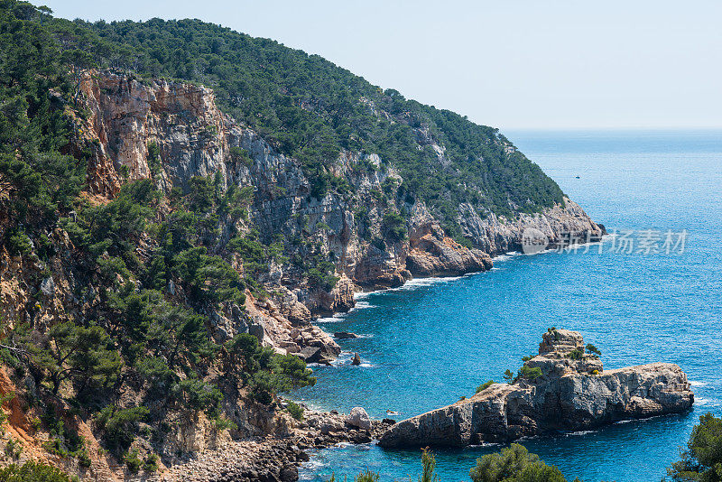 海景和岩石对天全景