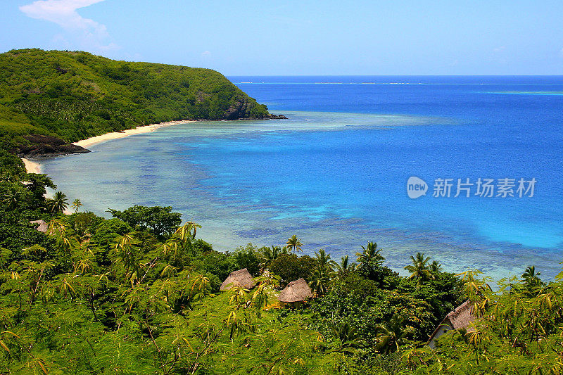 天堂:斐济的Yasawa岛，荒芜的绿松石海滩和palapas