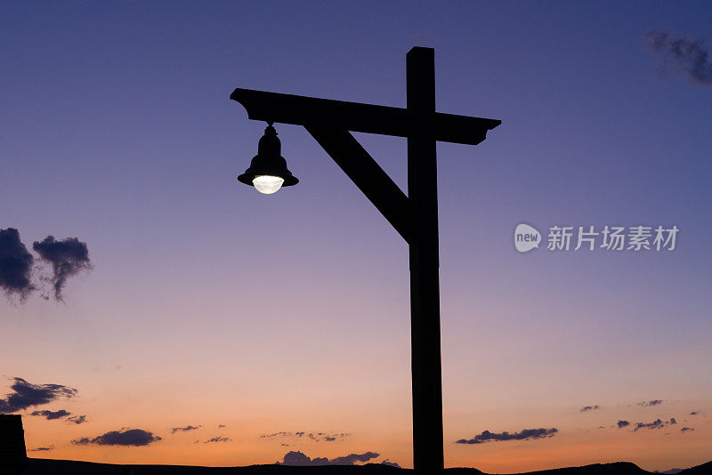 LED路灯与黄昏夜空