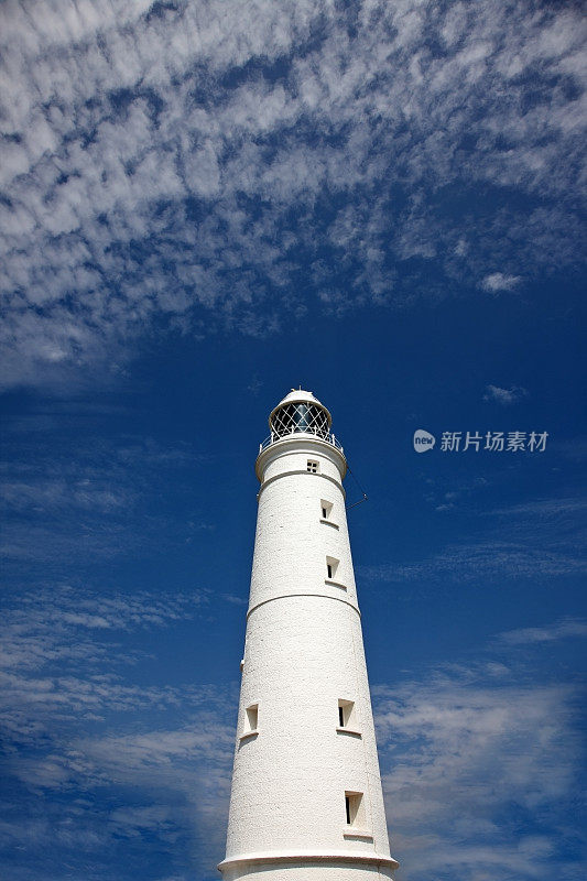 蓝色天空映衬着白色的灯塔