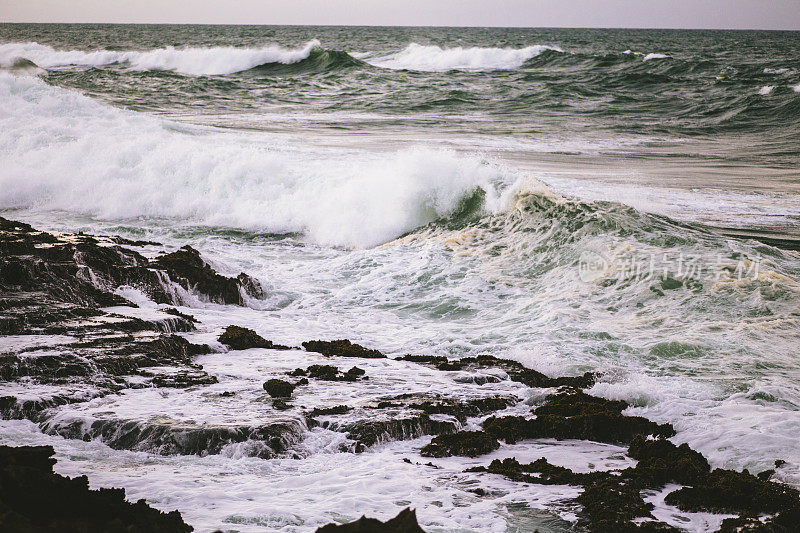 海浪拍打