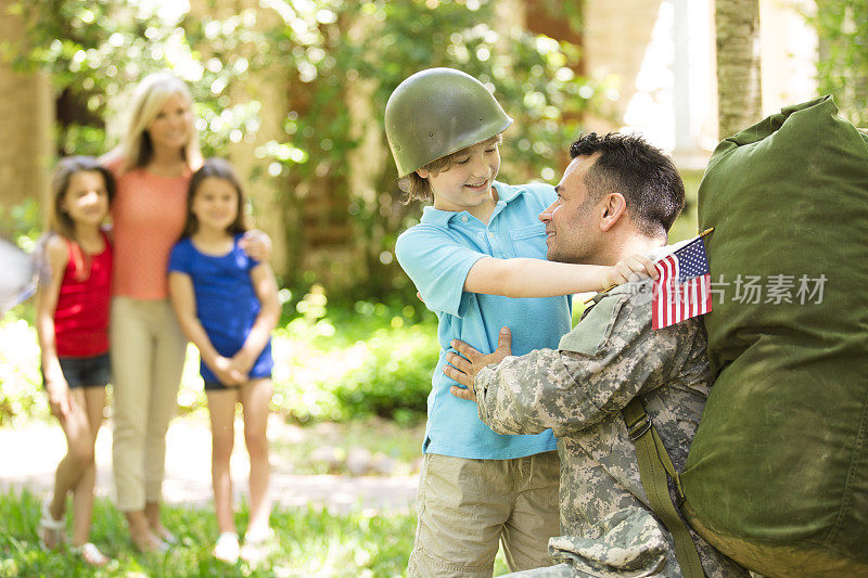 美国退伍军人受到家人的欢迎。妈妈,孩子。首页