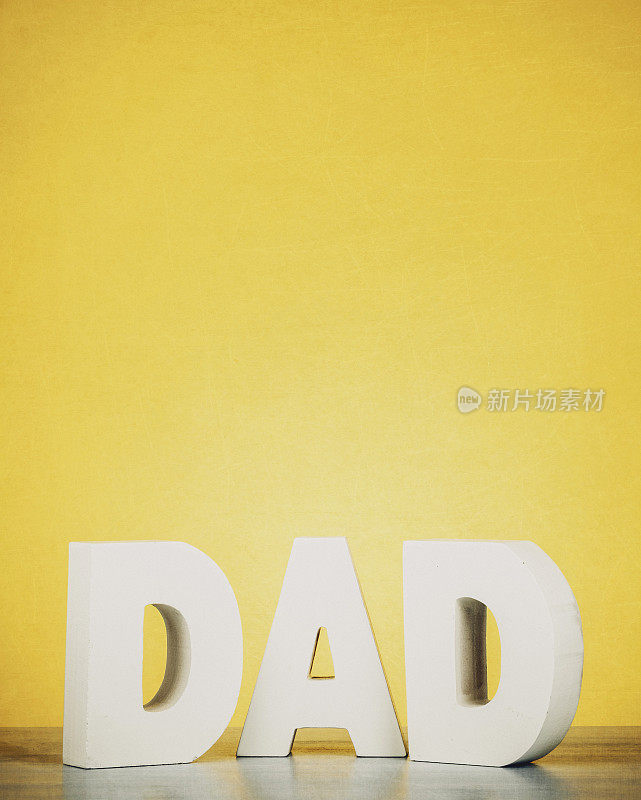DAD文本与黄色背景。父亲节的背景。
