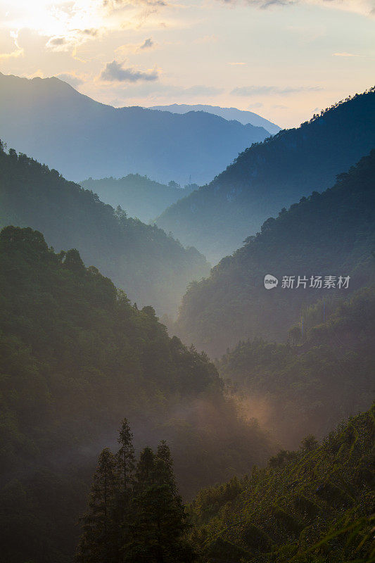 夏日日落与山