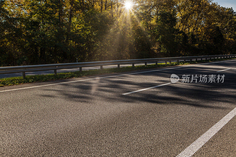 高速公路在秋天