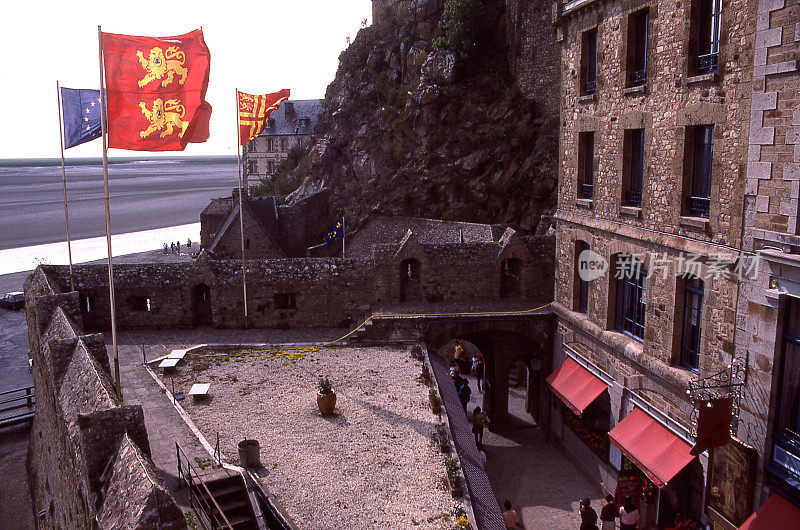 狭窄的街道中世纪旗帜蒙特圣米歇尔布列塔尼法国诺曼底