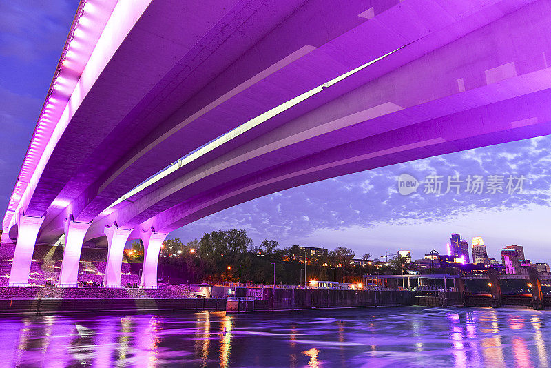 35W桥点亮紫色庆祝王子