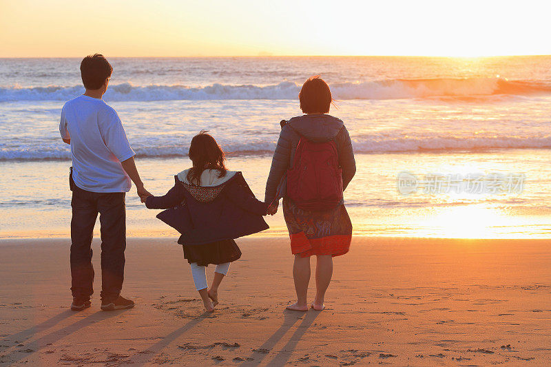 父亲，母亲和女儿一起看日落
