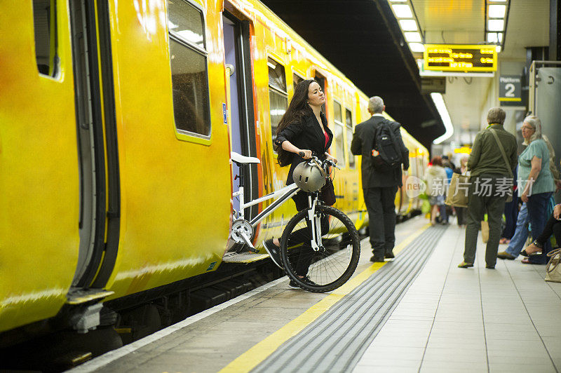 骑自行车或坐火车去上班
