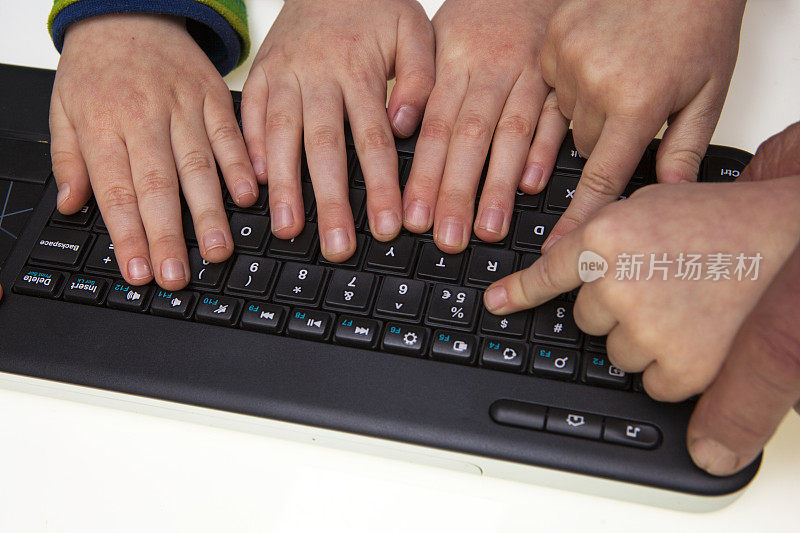 许多手在电脑键盘上