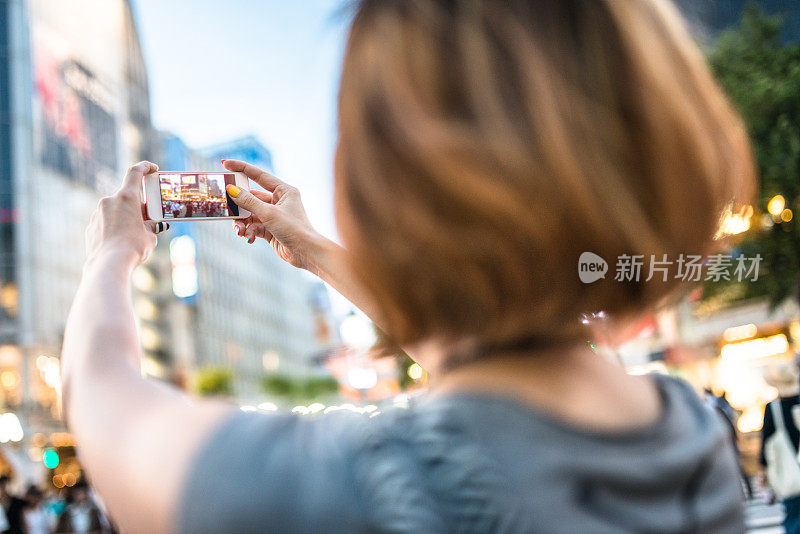 幸福日本女人在涉谷拍照