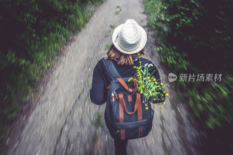 背包里装着花的漂亮女人