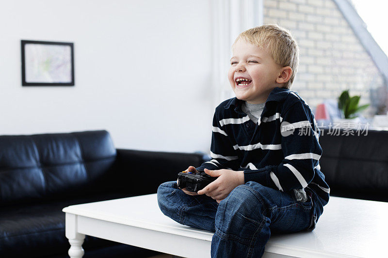 男孩在玩电子游戏的时候笑了
