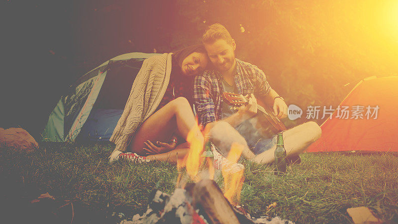 一对情侣在露营时享受他们的约会