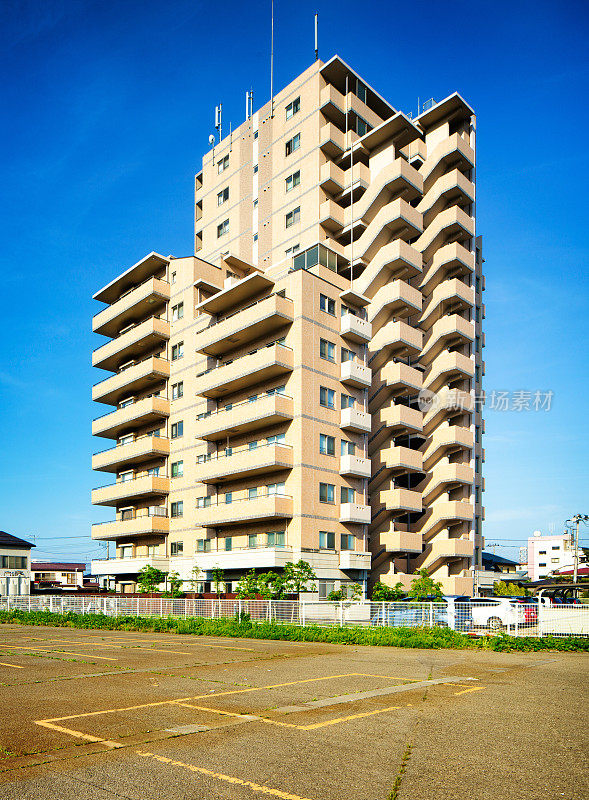 高大的日本公寓，没有停车场