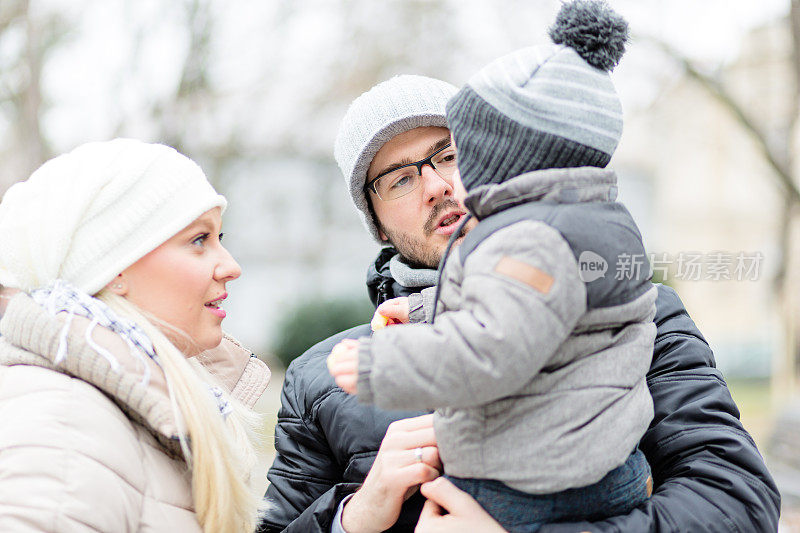 幸福的家庭户外。男婴，金发妈妈和爸爸，冬天的时候