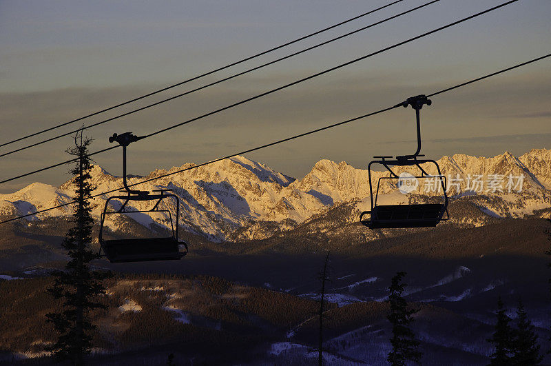 滑雪缆车在日落与戈尔范围科罗拉多州