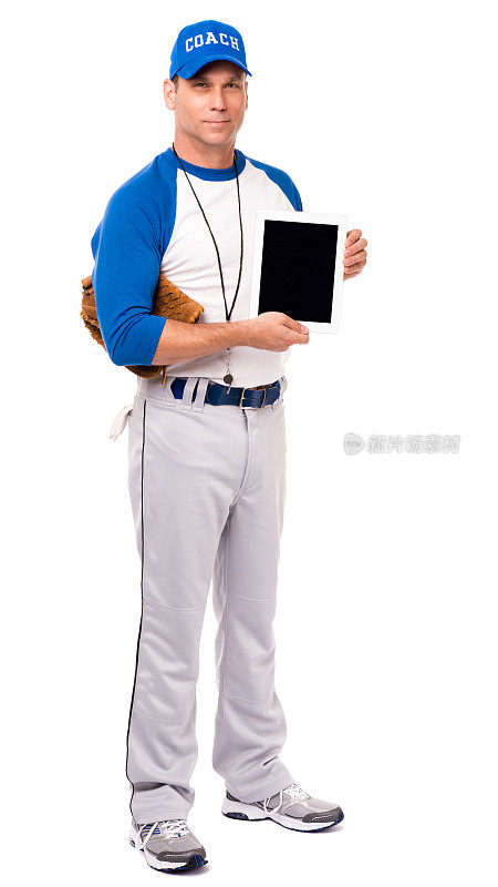 棒球教练与数字平板电脑孤立的白色背景