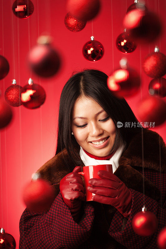 女亚洲模特在冬季大衣和热圣诞饮料