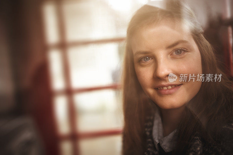 电话亭里的女人肖像