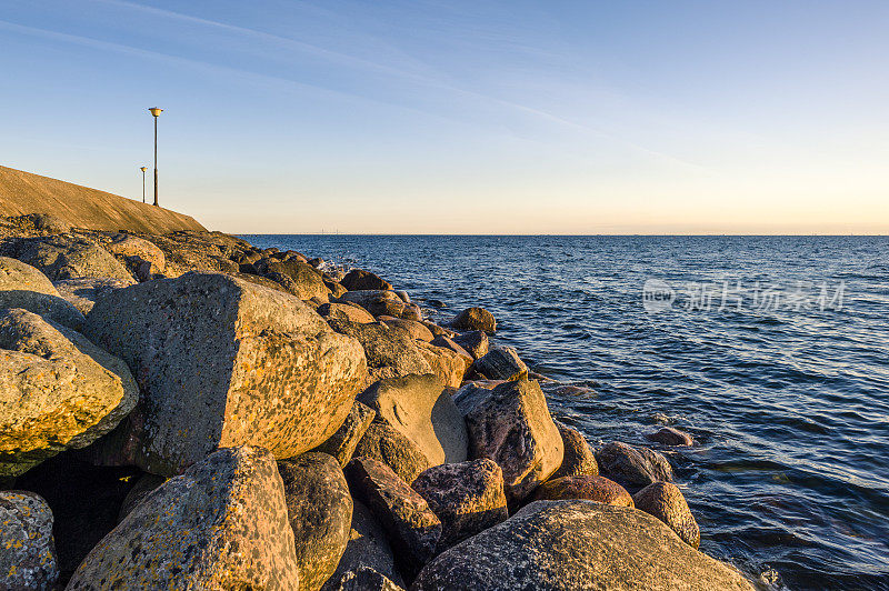 海岸:厄勒海峡日落时分