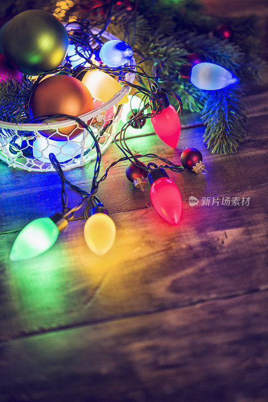 圣诞节装饰与装饰品和节日灯