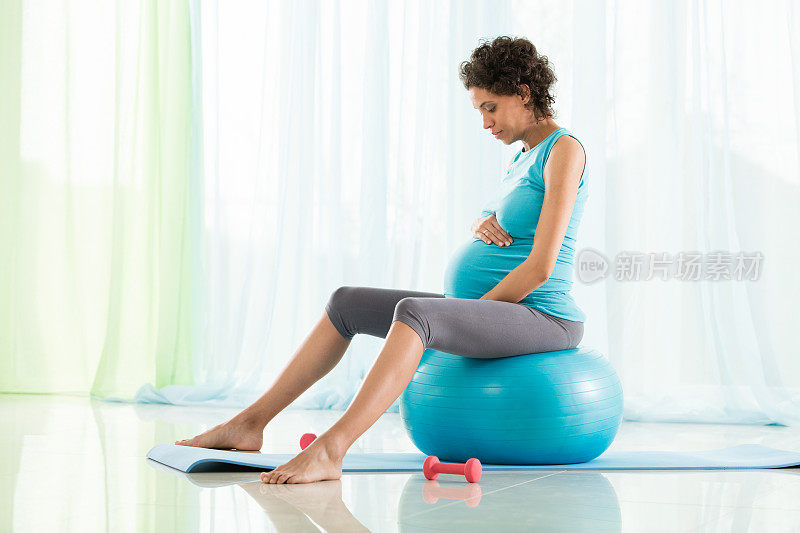 孕妇在健身球上放松