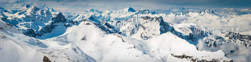 史诗般的阿尔卑斯山峰，山顶，全景雪皑皑的冬季山峰，冰川