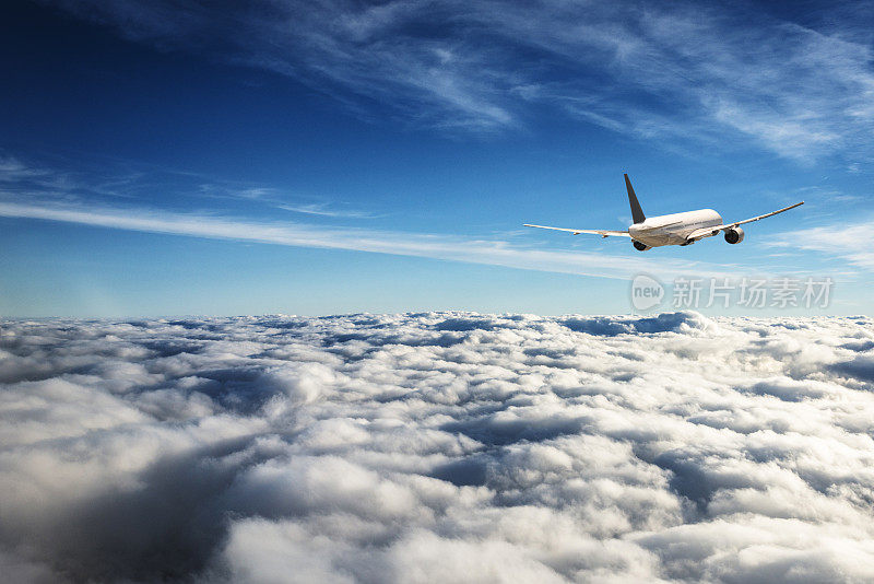 商业飞机在云层上飞行