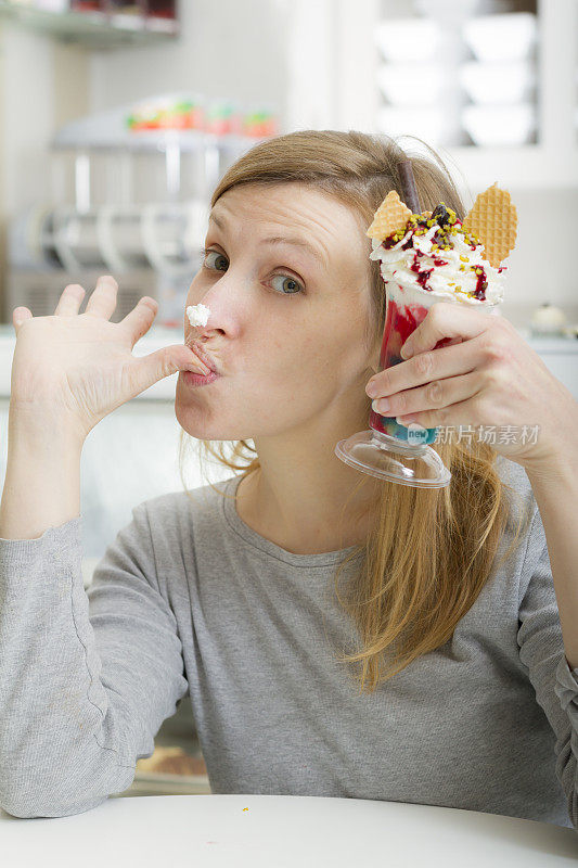 年轻女子品尝着一杯冰淇淋