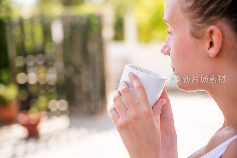 年轻女子享受咖啡时间的照片